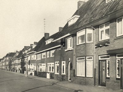 64044 Gezicht op de voorgevels van de huizen Merwedekade 251-lager te Utrecht.